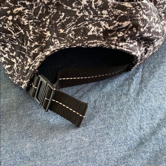 Lululemon hat - Picture 3 of 3